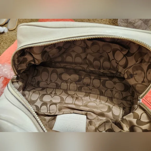 A Coach Hamptons satchel  serial number B0751-F08AD5 - Picture 10 of 15